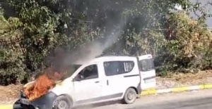 Seyir halindeki kamyonet alev alev yandı