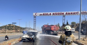 Seyir halindeki otomobil alev aldı