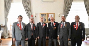 Vali Özkan gazileri makamında ağırladı