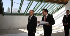 Vali Özkan Kula’da tarihi Zafer Okulu’nu gezdi