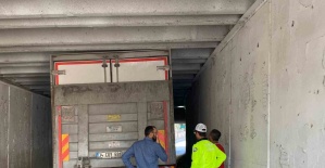 Alt geçitte sıkışan kamyonun yardımına ekipler yetişti
