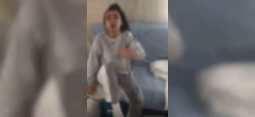 Darbettiği kız kardeşinin üzerine kaynar su döküp özür diletti