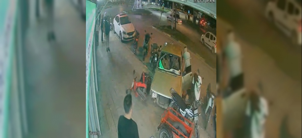 Kaza yaptıkları aracı bırakıp kaçtılar: Kaza anı güvenlik kamerasında