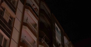 Kendisinden şikayetçi olan eşine kızıp evi ateşe verdi