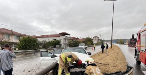 Kula’da facianın eşiğinden dönüldü: Otomobil orta refüje çıktı