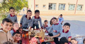 Minik ellerden sokak hayvanlarına sevgi dolu yiyecekler