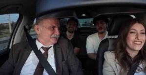 Otostop çeken öğrencilere başkandan sürpriz