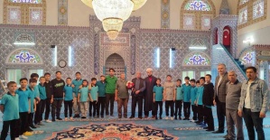 Sarıgöl’de öğrencilerden din görevlilerine çiçekli teşekkür