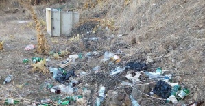 Sarıgöllü çiftçilerden zeytinliğe atılan alkol şişelerine tepki