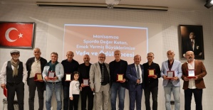 Spora katkı sunan 78 isme plaket