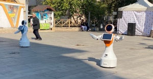 Zeybek oynayan robotlar Bilim Şenliği’nde...