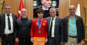 BAŞKAN BALABAN MİLLİ GÜREŞÇİ KADİR KADİROĞLU'NU AĞIRLADI