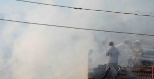 Demirci’de çıkan yangında bir ev kullanılamaz hale geldi