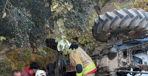 Devrilen traktörün altında kalan çiftçi hayatını kaybetti