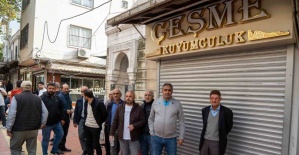 Dolandırıldıklarını iddia eden kuyumcu mağdurları dükkan önünde toplandı