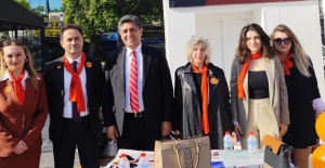 Manisa'da Kadına Şiddete Karşı Sıfır Tolerans Vurgusu: Burak Deste, Farkındalık Standına Destek Verdi