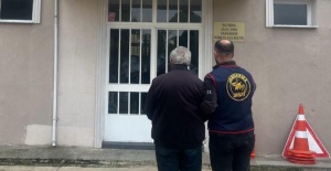 Manisa’da 27 yıl hapisle aranan dolandırıcı sahte kimlikle yakalandı