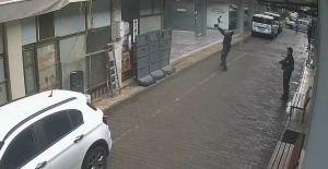 Manisa’da yürekleri ısıtan anlar: Yüksekten düşen kediyi polis yakaladı