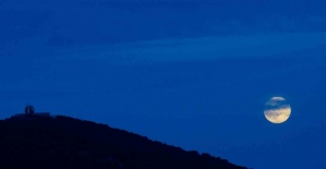 Spil Dağı’nın eşsiz manzarası "Kunduz Süper Ay" ile aydınlandı