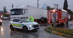 Tırın altında kalan otomobildeki karı koca hayatını kaybetti