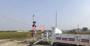 Turgutlu’da hemzemin geçitte kaza: Kamyonetin kasası koptu