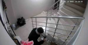 Apartmandan ayakkabı hırsızlığı kameraya yansıdı