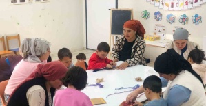 Çocuklar anneleriyle birlikte geleneksel kilim dokumayı öğrendi