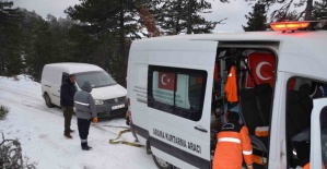 Demirci’de kar nedeniyle yolda mahsur kalan 3 avcı kurtarıldı