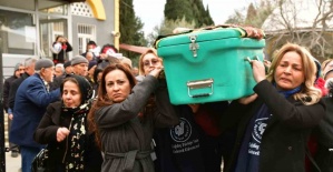 Eşi tarafından öldürülen kadının tabutunu kadınlar taşıdı