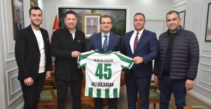 Kaymakam Güldoğan’a forma hediye ettiler