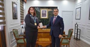 Kaymakam Güldoğan’dan şampiyon judocu Öztürk’e plaket