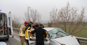 bKontrolden çıkan otomobil refüje.../b