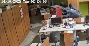 Manisa’da 2 milyon avroluk soygun kamerada: Çelik kasayı metrelerce sürüklediler