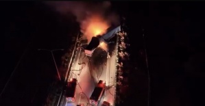 Manisa’da kaza yapan tırlar alev aldı