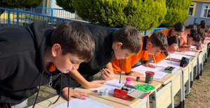 bÖğrenciler empati yaparak ellerini.../b