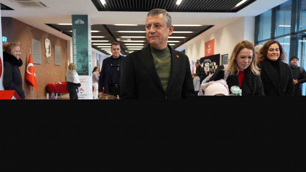 Özgür Özel, Ferdi Zeyrek’in ikiz kızlarını da okula götürdü