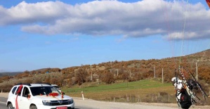 Paramotorla inip gelin arabasının önünü kestiler