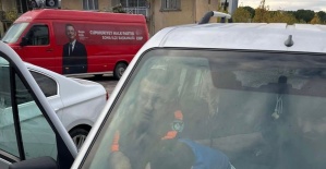 Parmakları aracın havalandırmasına sıkışan çocuğu itfaiye kurtardı