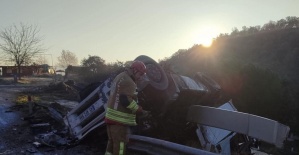 Tır kontrolden çıktı: 1 yaralı