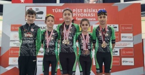 bAkhisarlı bisikletçiler Konya Velodromunda.../b