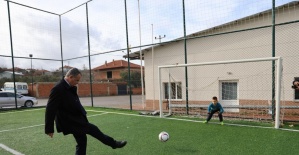 Başkan Balaban maç yapan çocukların eğlencesine ortak oldu