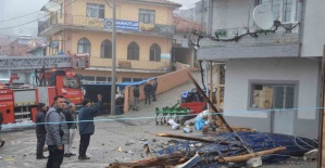 Demirci’de şiddetli fırtına cami minaresini yıktı