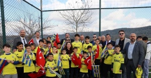 Galatasaraylı başkan, Fenerbahçeli çocukları sevindirdi