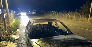 Hareket halindeyken yanan otomobil küle döndü