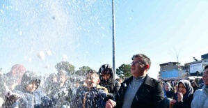 Kar yağmayan ilçede çocuklara kar sürprizi