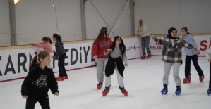 Manisa’da 5 bin öğrenci buz pistinde eğlendi