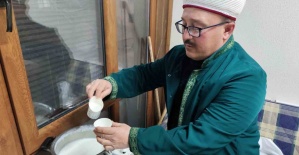 Manisa’da Miraç Kandili’nde 663 yıllık camide 80 kilo süt dağıtıldı