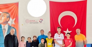 Sarıgöl’de minik güreşçiler tatilde de minderde