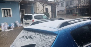 Sarıgöl’ün yüksek kesimlerine kısa süreli kar yağdı