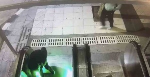 Şehir magandaları kamerada: Yürüyen merdiveni durdurup kaçtılar